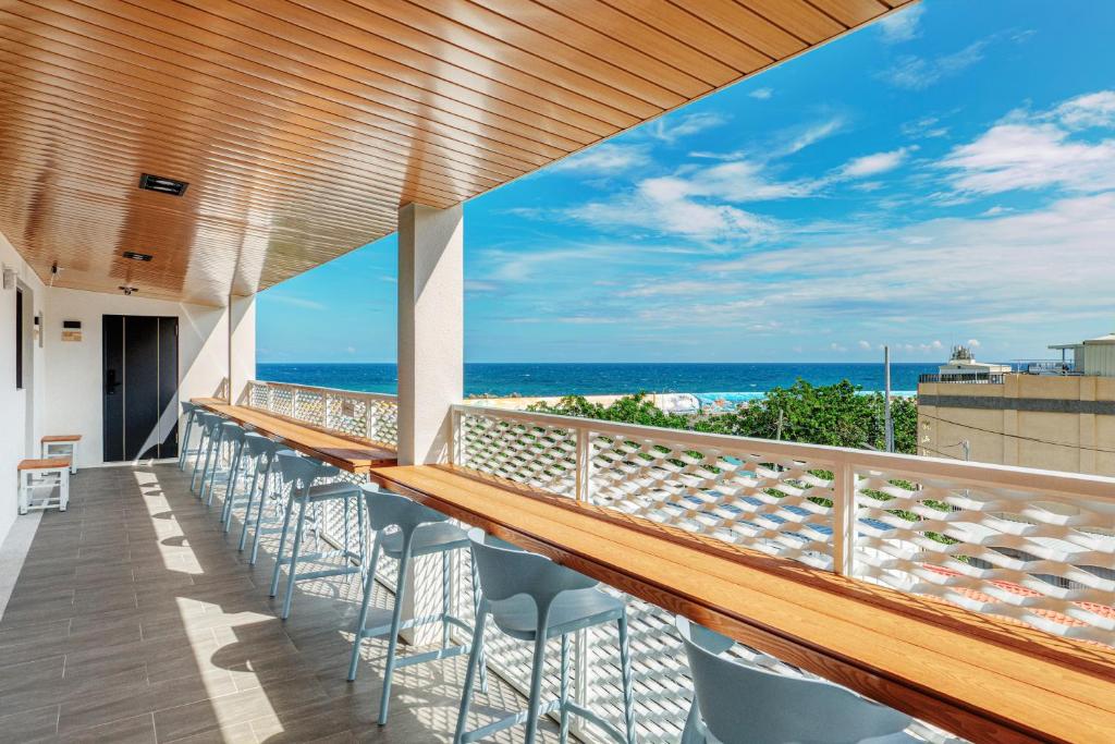 a balcony with a view of the ocean at 消波塊民宿 in Xiaoliuqiu