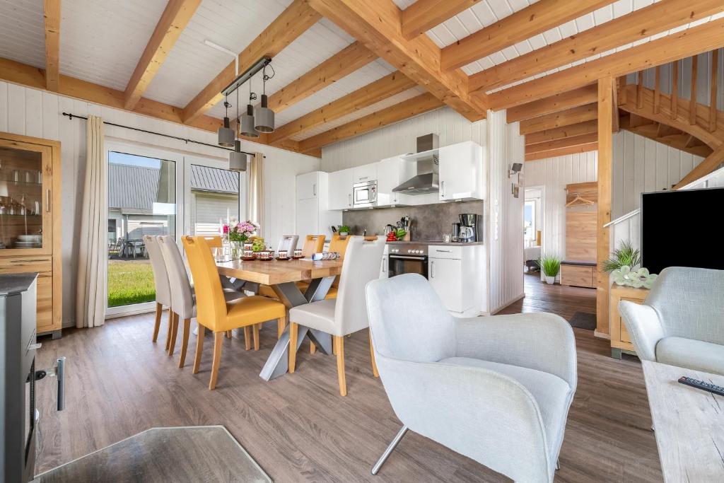 a kitchen and dining room with a table and chairs at Ferienhaus Möwenkoje Olpenitz in Olpenitz