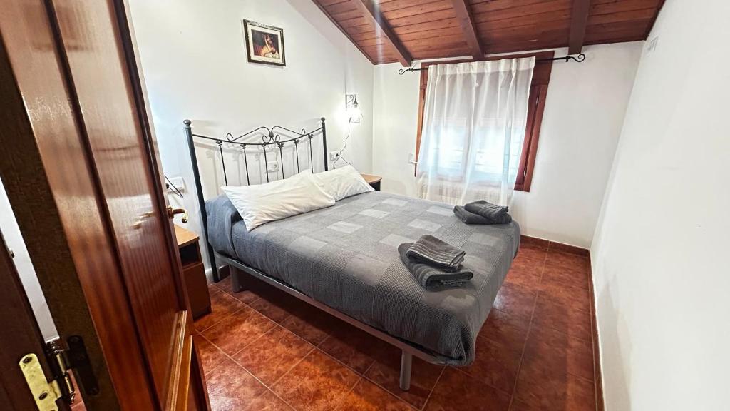 a bedroom with a bed in a small room at Apartamento Tres in Guadalaviar
