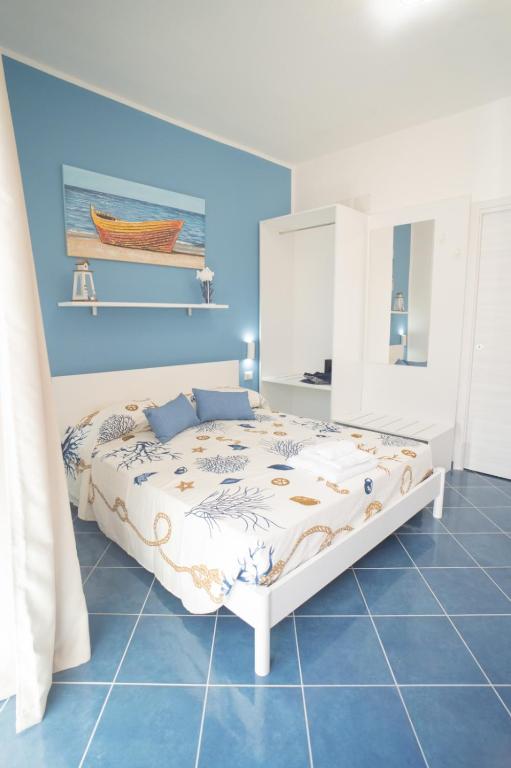ein Schlafzimmer mit einem Bett in einem blauen Zimmer in der Unterkunft Affittacamere Iside in Sapri