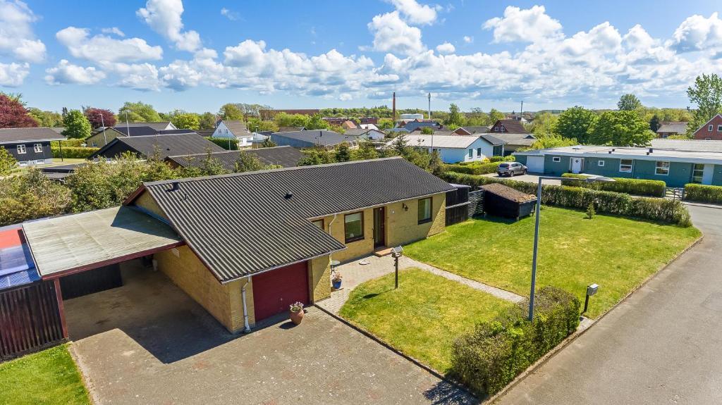 an overhead view of a house in a residential neighborhood at Lærke-huset in Bindslev