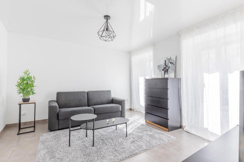 a living room with a couch and a table at Hello Flat - Maison de ville près de Paris in Athis-Mons