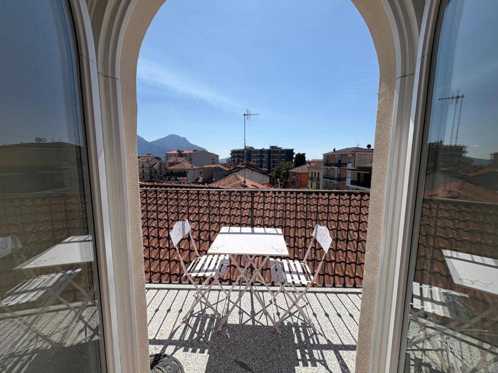 a view of a table and chairs on a balcony at Mansarda Alla Palma in Intra