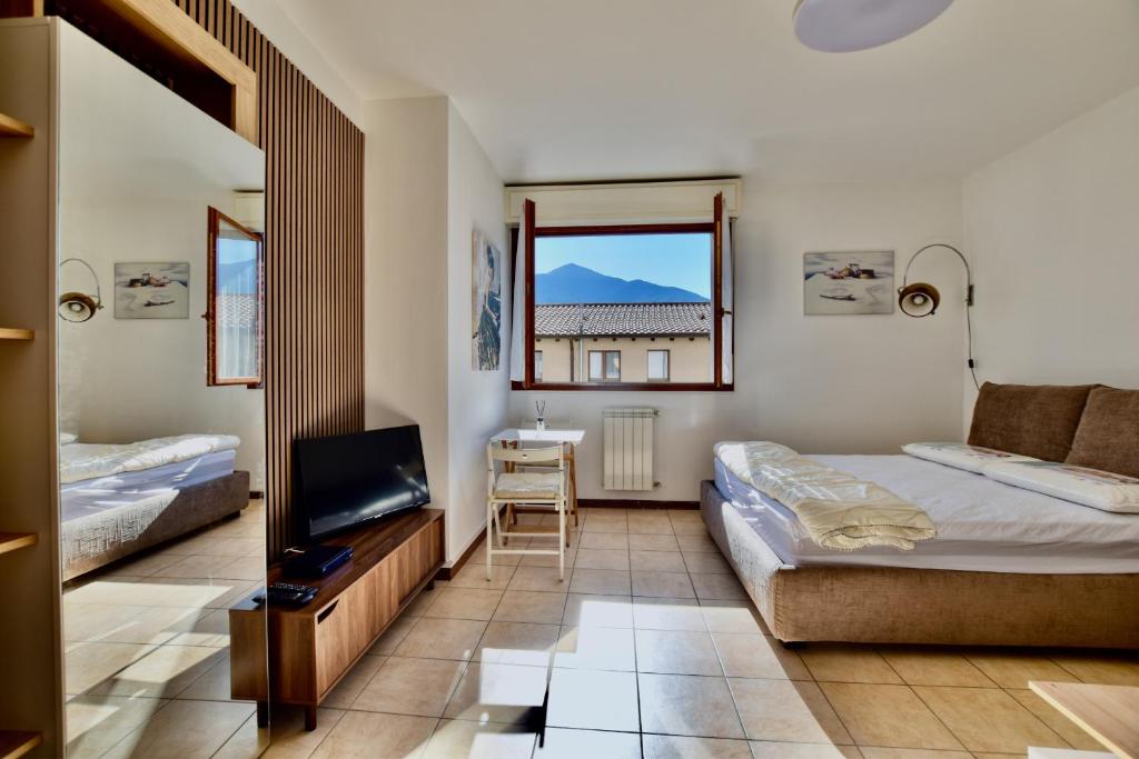 a bedroom with a bed and a tv in it at Bella Aqua Lake in Acquaseria