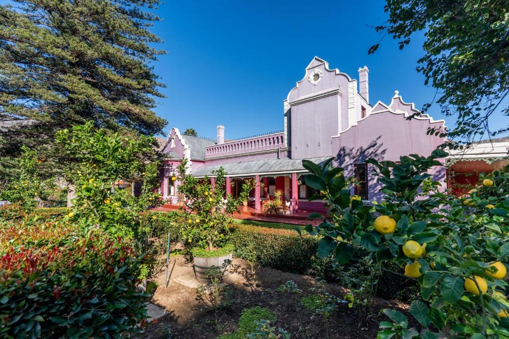 an old house with a garden in front of it at La Rochelle in Montagu