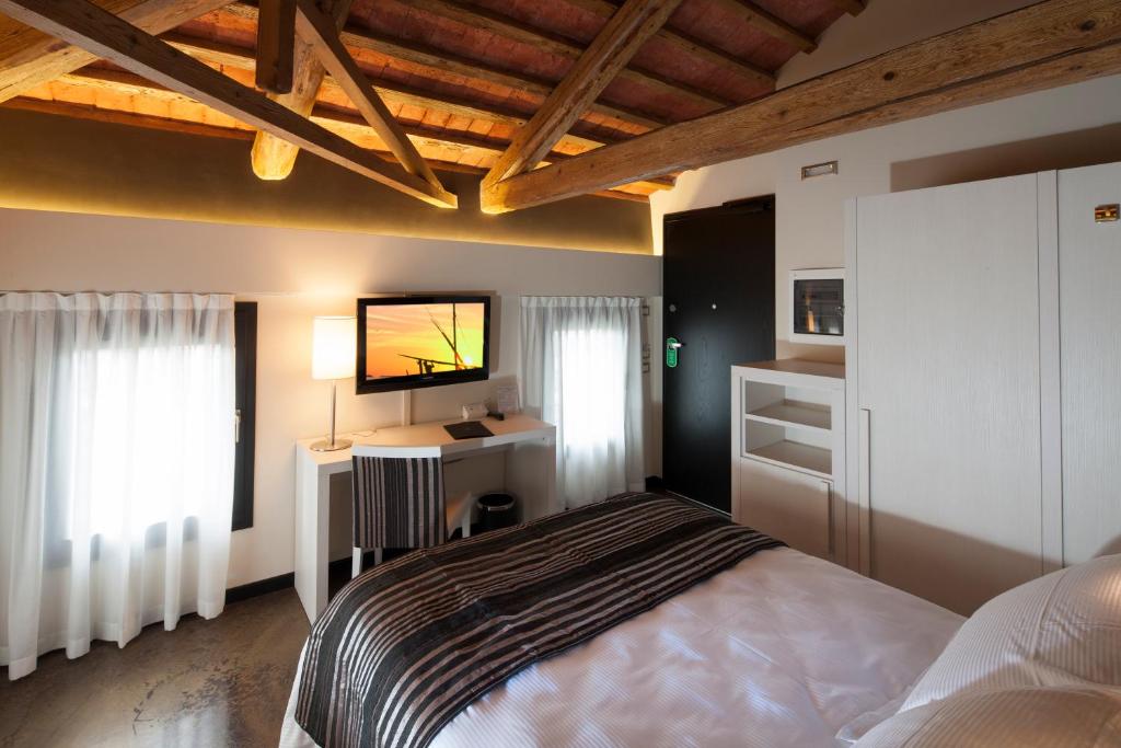 TV a/nebo společenská místnost v ubytování Villa Solaris Hotel & Residence