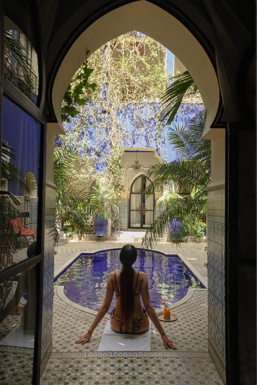 Piscina de la sau aproape de Riad Bindoo & Spa