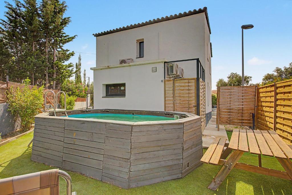 Apartamento con jardín y piscina