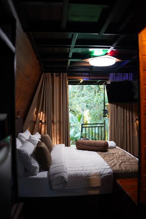 a bedroom with two beds and a window at Ro Cabin in Ella