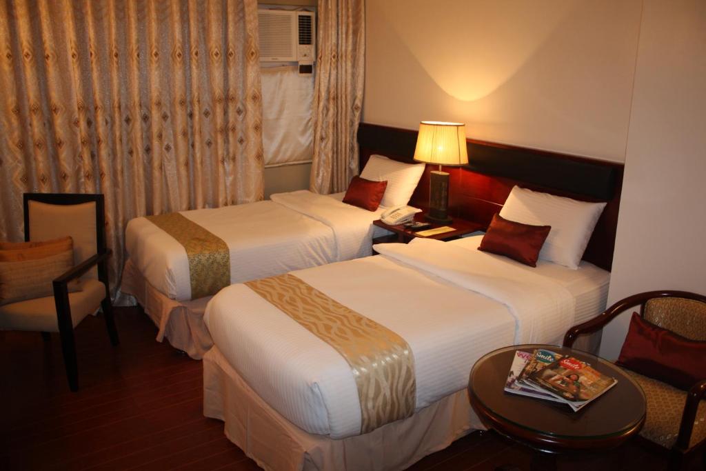 Postel nebo postele na pokoji v ubytování Allure Hotel & Suites