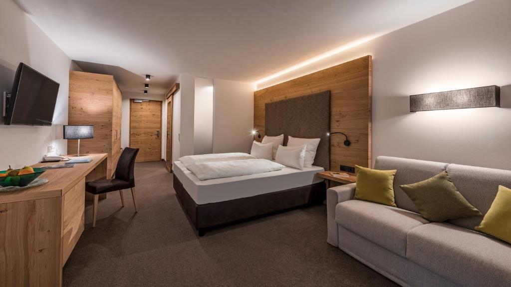 Postel nebo postele na pokoji v ubytování Eden Boutique Hotel