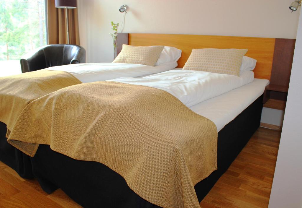 two beds sitting next to each other in a bedroom at Heimat Brokelandsheia in Gjerstad