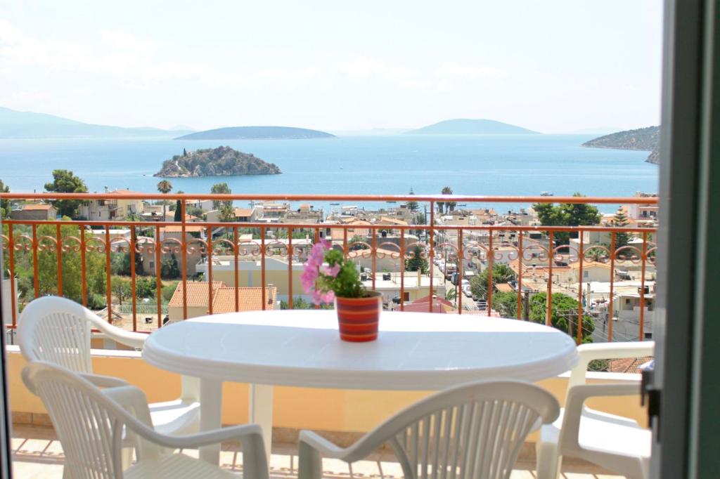 トロにあるIliana Apartmentsのテーブルと椅子、海の景色を望むバルコニー