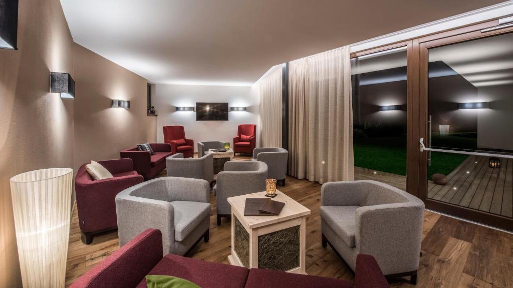 TV a/nebo společenská místnost v ubytování Eden Boutique Hotel