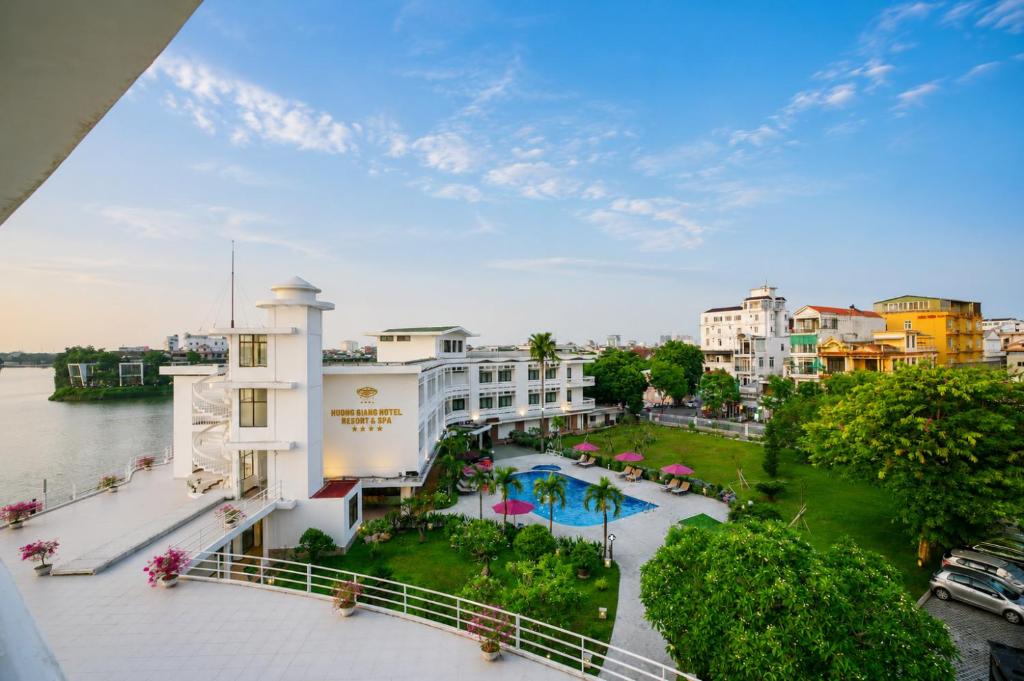 Hương Giang Hotel Resort & Spa sở hữu vị trí nổi bật bên dòng sông Hương, thuận tiện để du khách nghỉ ngơi và khám phá trung tâm thành phố Huế.