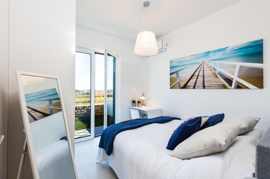 Postel nebo postele na pokoji v ubytování Triton Sea View Villa