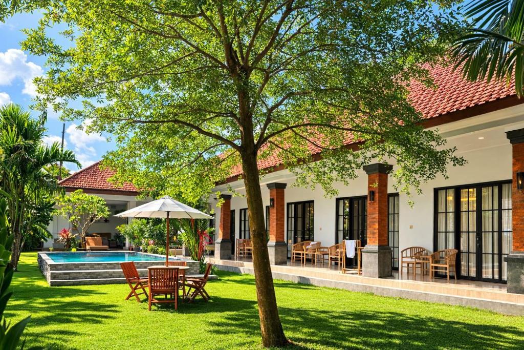 a house with a yard with a swimming pool at AA Guest House Padonan in Dalung