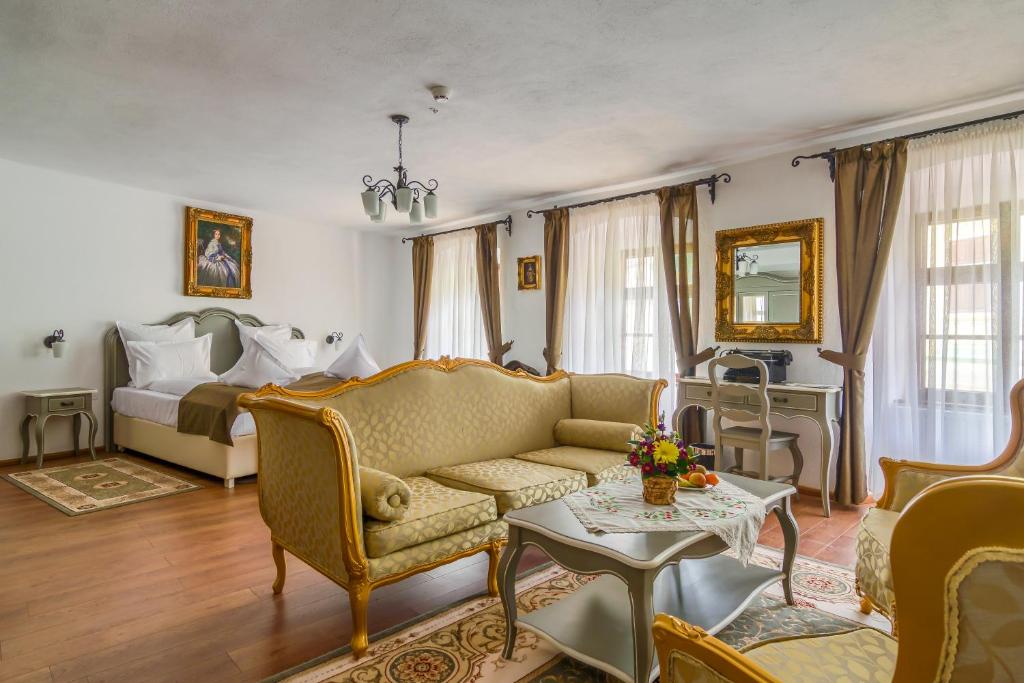 a living room with a couch and a bed at Taschler Haus in Sighişoara