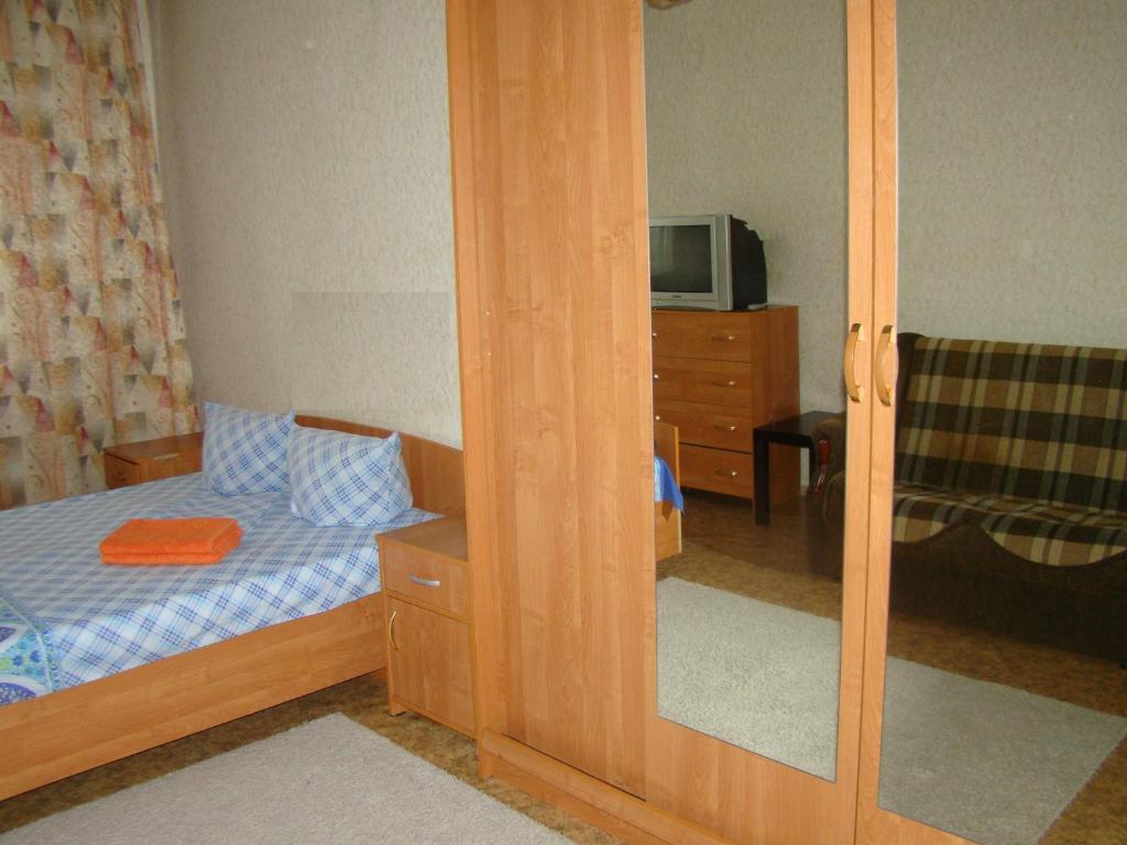 モスクワにあるApartment On Gerasima Kurinaの小さなベッドルーム(ベッド1台、テレビ付)