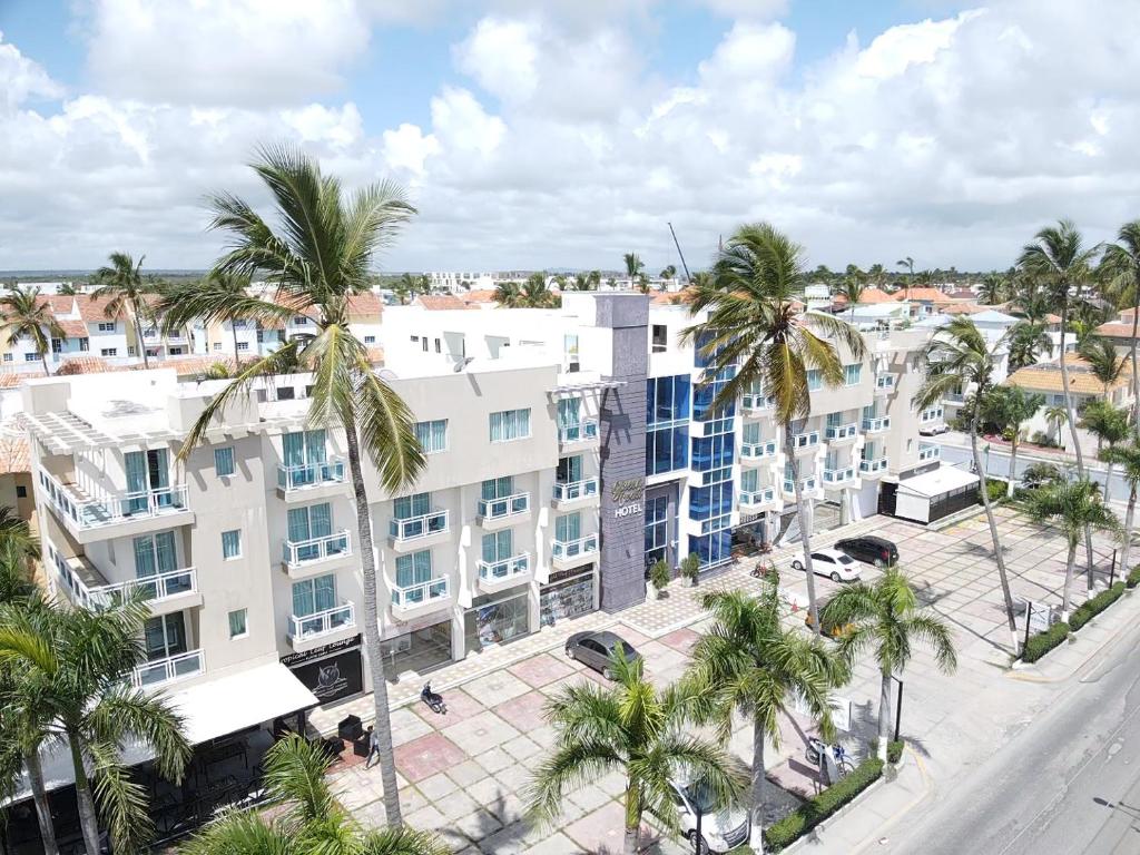 eine Luftaufnahme einer Stadt mit Palmen und Gebäuden in der Unterkunft Hotel Checkin El Cortecito in Punta Cana