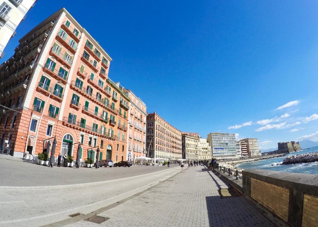 una strada in una città con edifici e acqua di Bed No Breakfast AK a Napoli