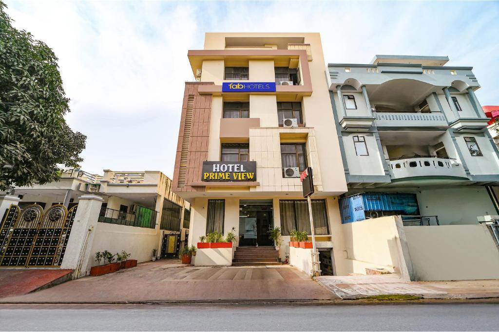 a hotel building with a sign that reads hotel bounce inn at FabHotel Aayansh in Jaipur