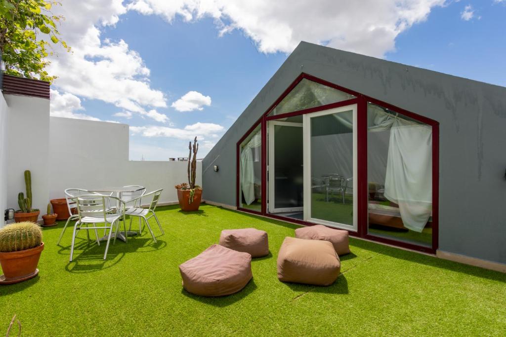 a house with a lawn with chairs and a table at Lisbon Poets Inn in Lisbon