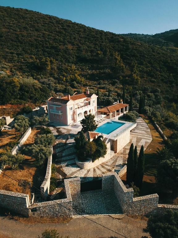 Luftaufnahme eines Hauses mit Swimmingpool in der Unterkunft Villa Hestia in Áyioi Apóstoloi