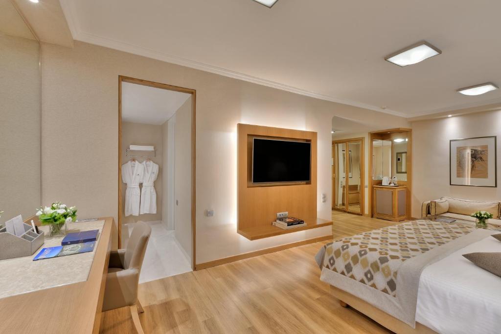 
Family Room (2 Adults + 2 Children)
