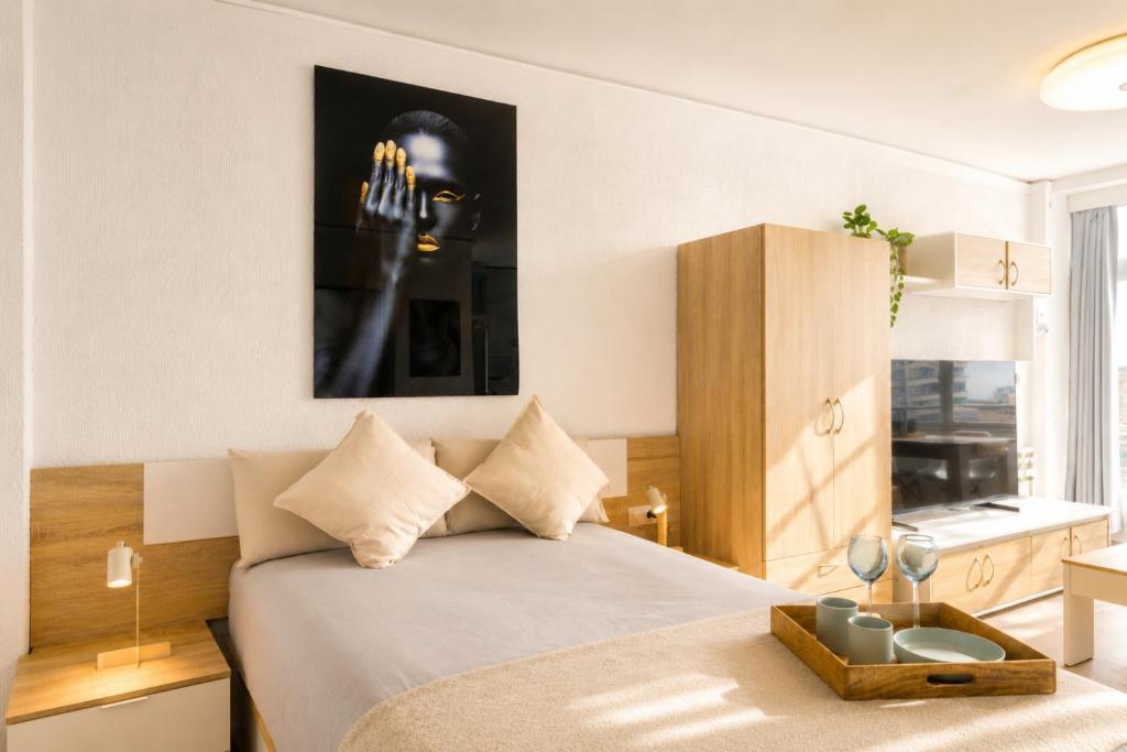 Encantador Estudio con Piscina, Parking, Gran TV y AC, centro ciudad