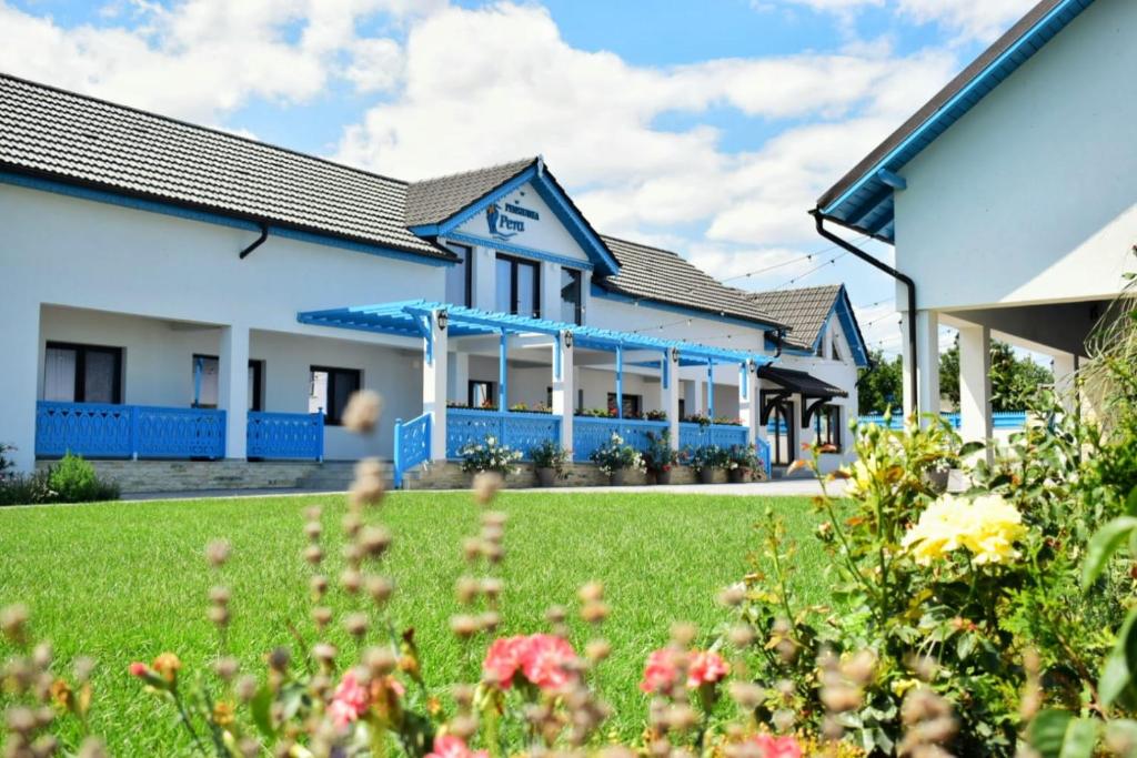 a house with a garden in front of it at Pensiunea Pera in Jurilovca