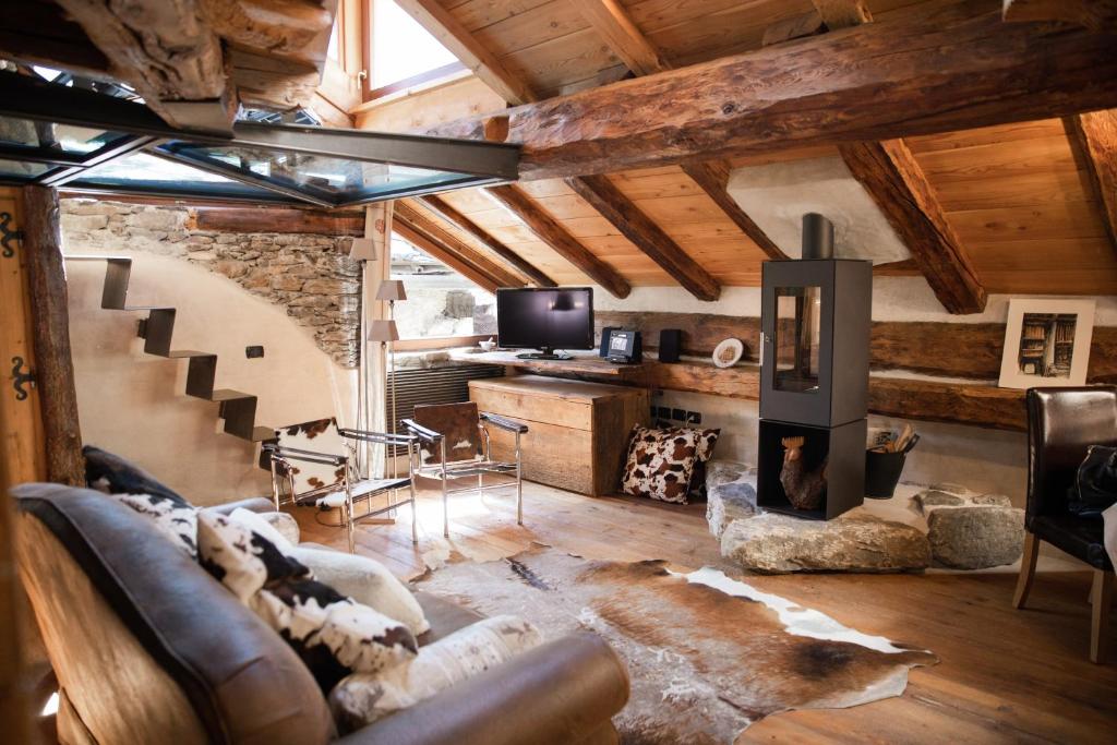 a living room with a couch and a fireplace at Majon Samuel in Courmayeur