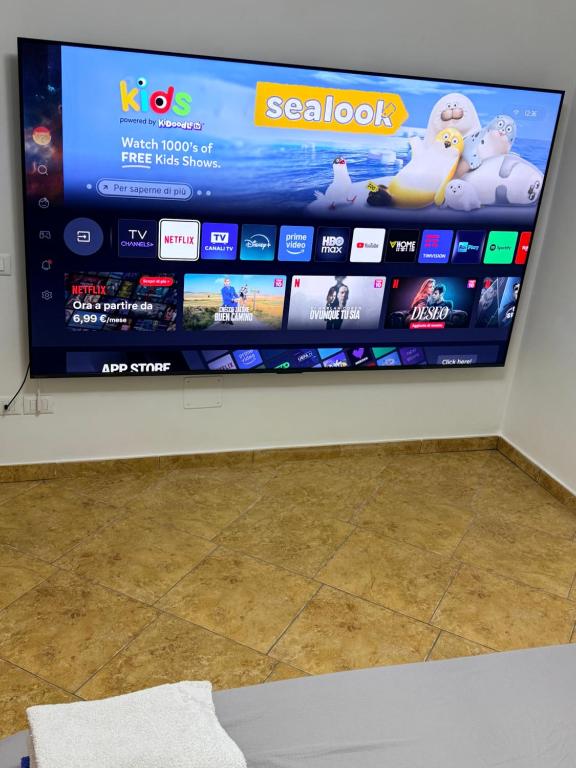 a flat screen tv hanging on a wall at Collina sul Mare Home Cinema 100 Pollici in Ortona