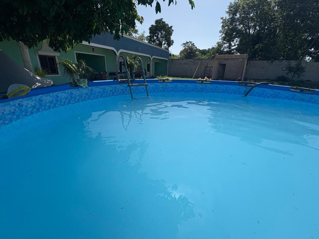 a large blue swimming pool with a swing at Casa mahana in Pisté