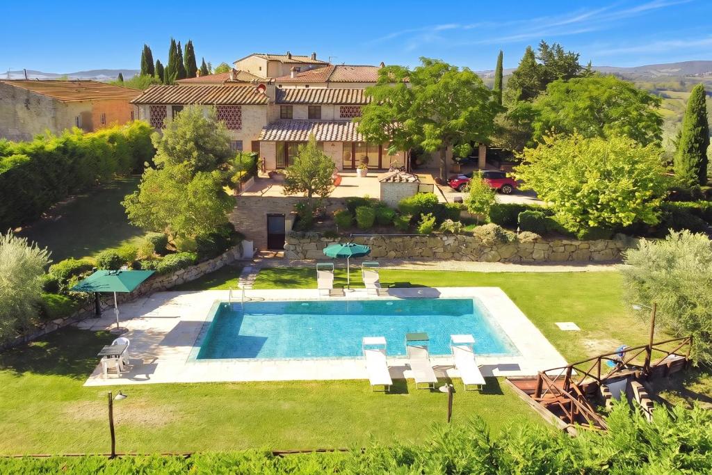 an estate with a swimming pool and a house at Betulla C in San Gimignano