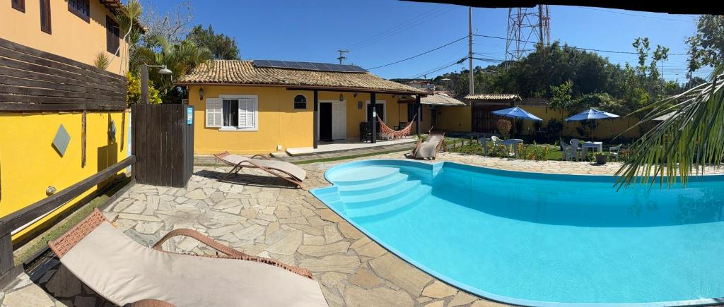 Piscina cercada de natureza
