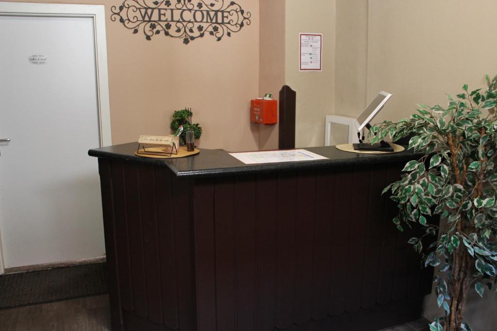 an office with a black counter with a phone on it at Pension Torgau in Torgau