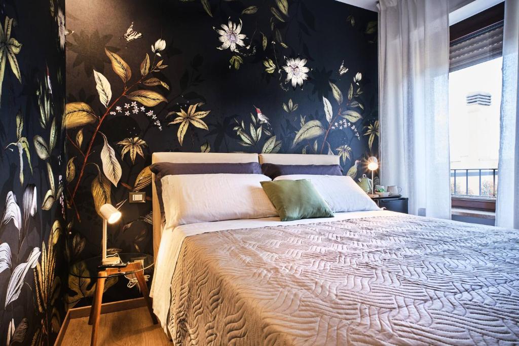 a bedroom with a large bed with a floral wallpaper at Maison Bra 10 in Verona