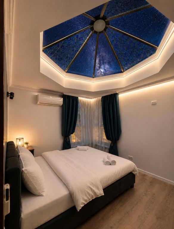 Un pat sau paturi într-o cameră la Afrodita Residence