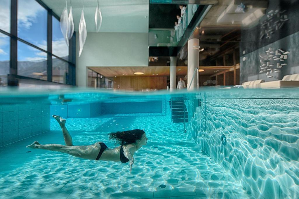 Bazén v ubytování Amonti Wellnessresort nebo v jeho okolí