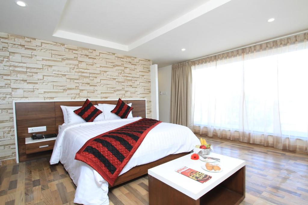 Postel nebo postele na pokoji v ubytování Icon Business Hotel by Bhagini