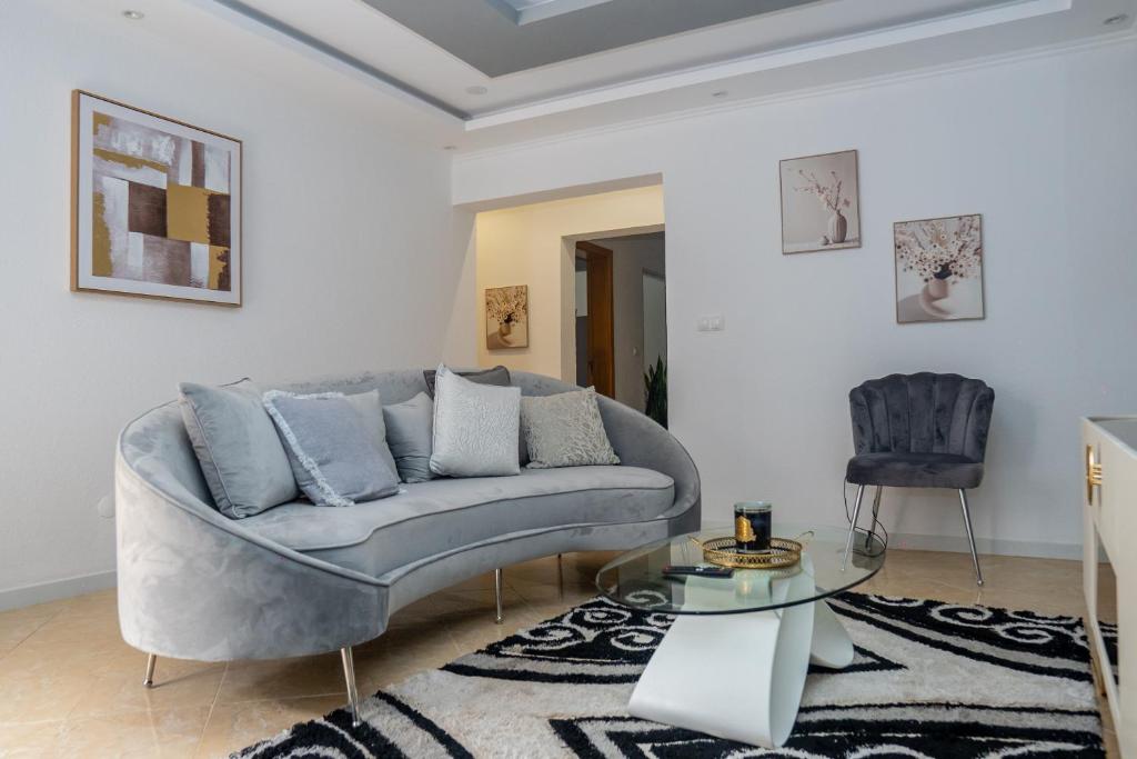 a living room with a couch and a glass table at Appartement Chanel in Assomada