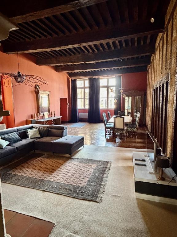 a living room with a couch and a table at Le dardenne-Hôtel particulier historique in Villefranche-de-Rouergue