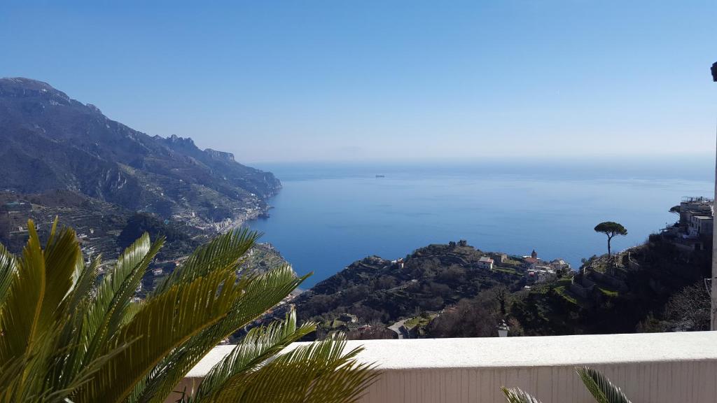 una vista sull'oceano da una casa di La Torre a Ravello