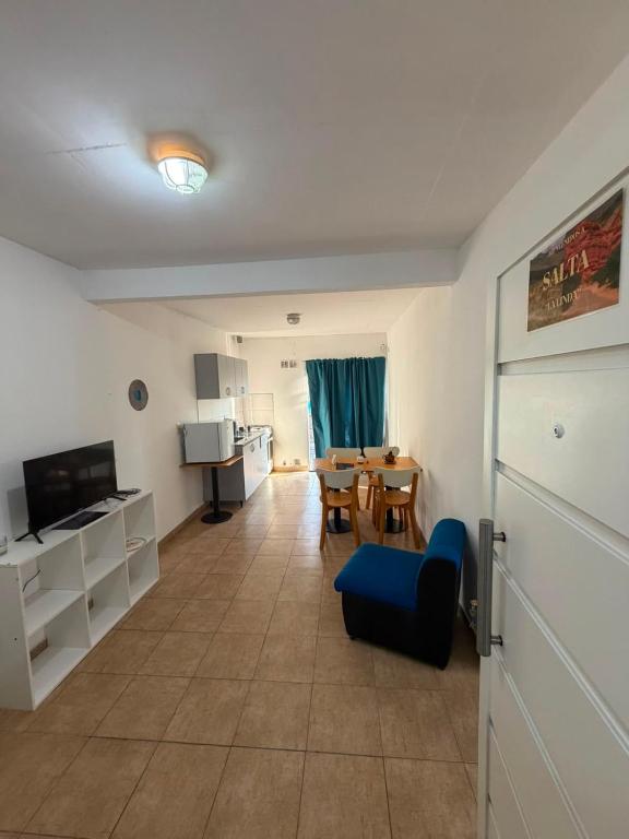 a living room with a kitchen and a dining room at Departamento en Ezeiza - SA in La Unión