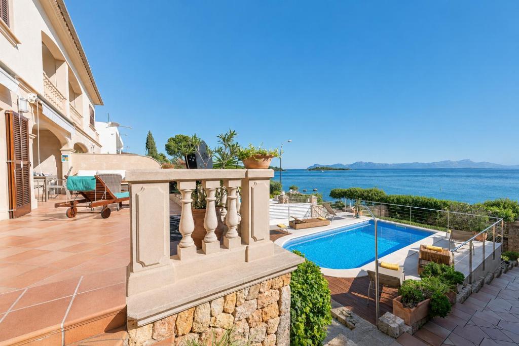 a villa with a swimming pool and a balcony at Villa Casa Faro in Alcanada
