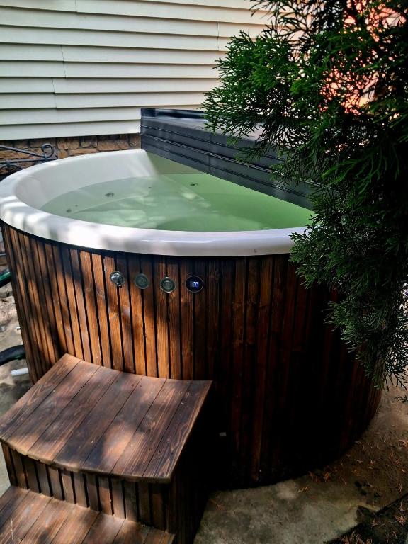 a wooden tub with a bench in front of it at Ach to tu in Malbork
