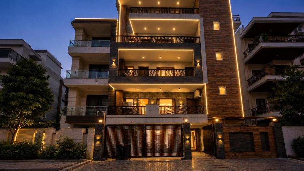 ein Wohnhaus mit eingeschaltetem Licht in der Unterkunft Hotel BNB Stays Near Golf Course Road in Gurgaon