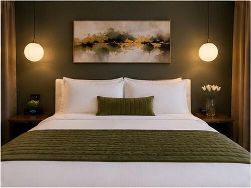ein Schlafzimmer mit einem großen weißen Bett und zwei Lampen in der Unterkunft SOVEL Hotel in Miami