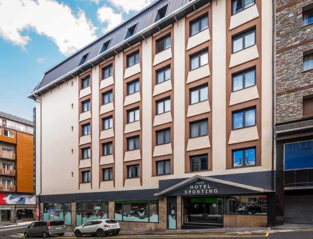 ein Bild des Hotel-Frühlingsgebäudes in der Unterkunft Estival Sporting in Pas de la Casa
